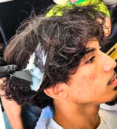 Cabelo ondulado e volumoso, durante a aplicação