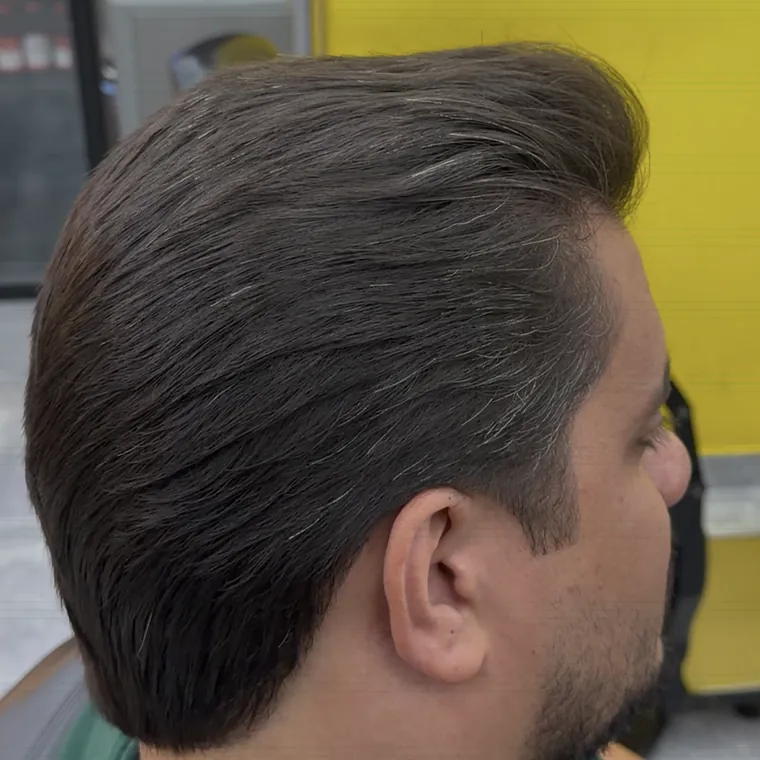 O mesmo cliente com o cabelo liso, penteado para trás