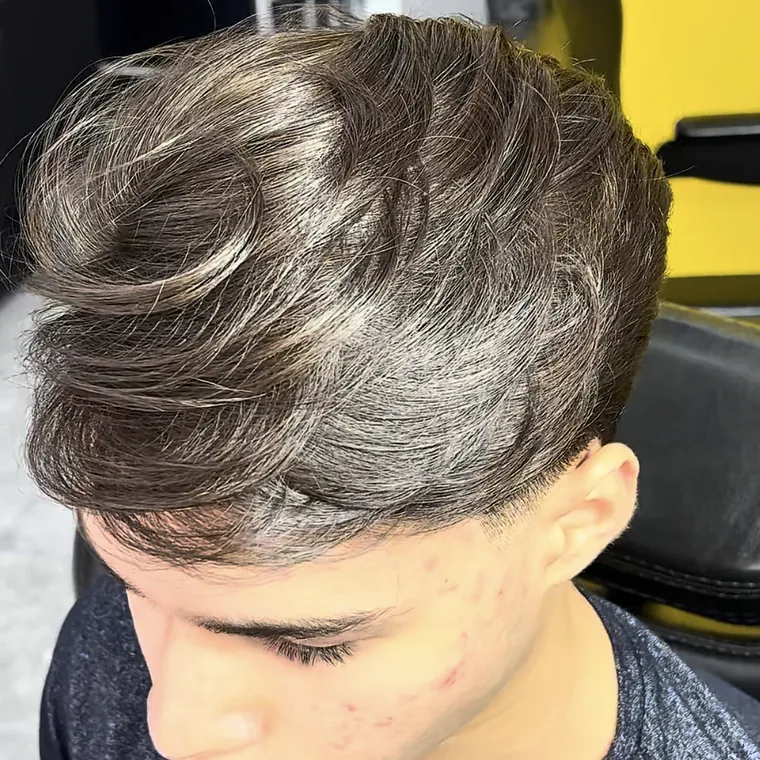 O mesmo cliente com o cabelo liso e com movimento