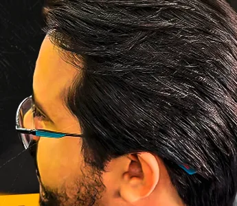 O mesmo cliente com o cabelo liso, penteado de lado